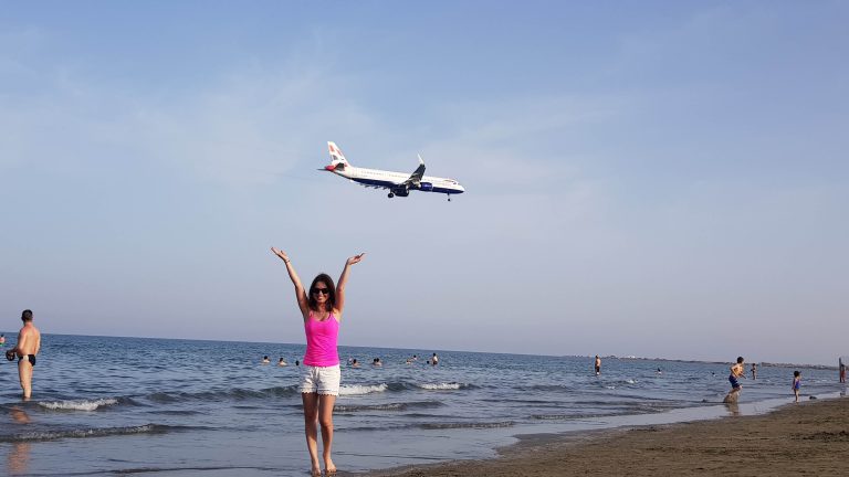 paphos cipru Larnaca mackenzie beach planes
