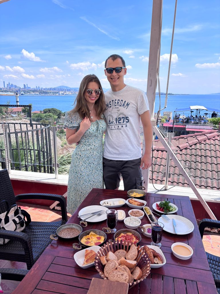 ce vizitezi in istanbul rooftop mic dejun